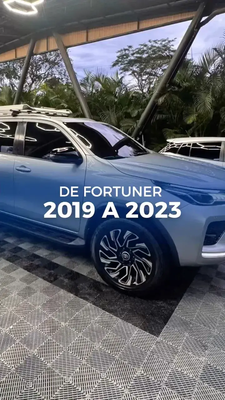 Toyota Fortuner gris en el taller